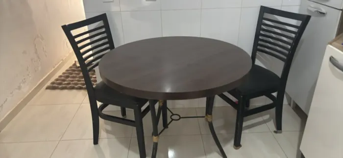 Vendo mesa redonda com 4 cadeiras