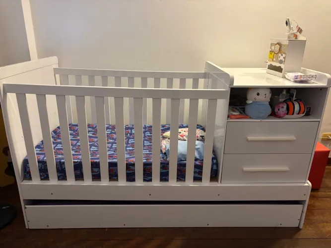 Berço Cama Multifuncional com tapete e girafa medidora (enfeite)