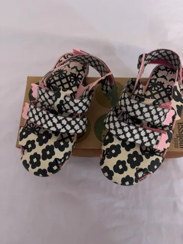Mini Melissa + Fábula florida preta branca rosa