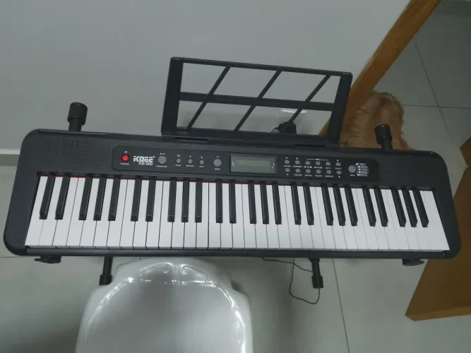 Teclado KB300 - com Pedal de Susten ótimo para quem está iniciando.