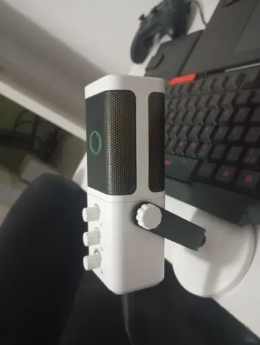 Microfone Gamer USB com Entrada para Fone + Controle de Ganho