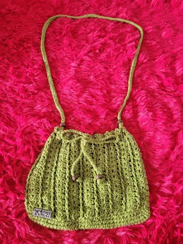 bolsa de crochê artesanal na cor verde oliva, estilo lalá