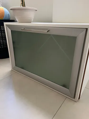 Armário aéreo branco com porta de vidro fosco - R$ 180