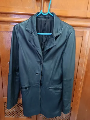 Blazer/jaqueta feminina de couro importada da Itália.