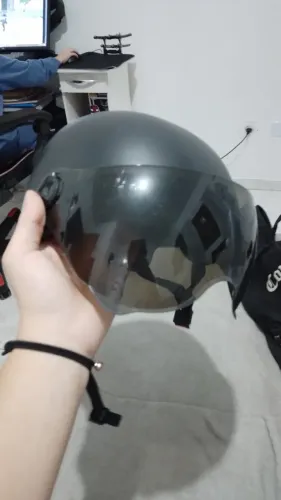 Capacete com viseira preta