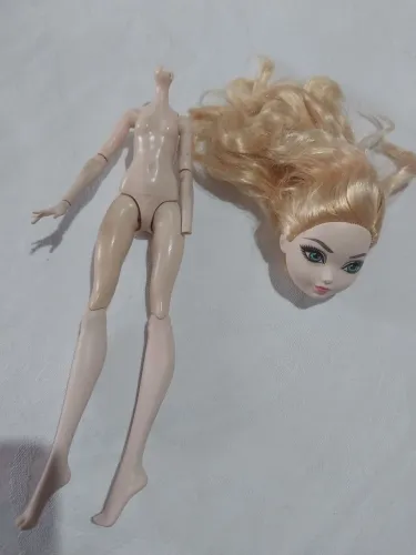 BONECA EVER AFTER HIGH