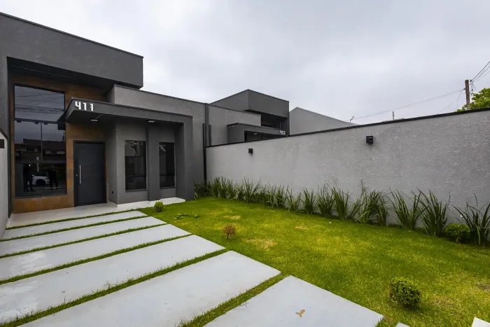 Linda Casa Nova com Piscina e Pé Direito Duplo Alto Padrão!