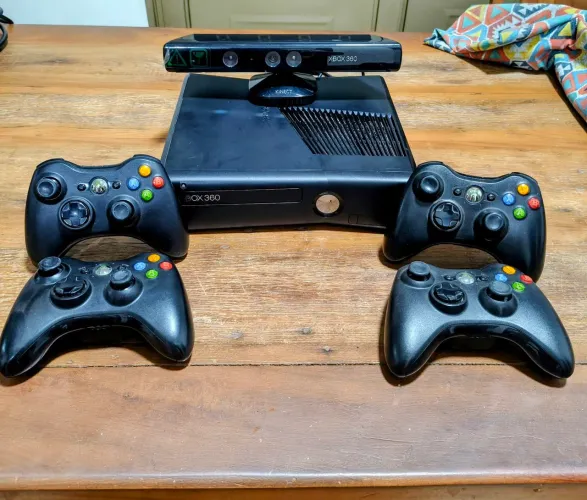 Xbox 360 Slim 4GB original - kit completo