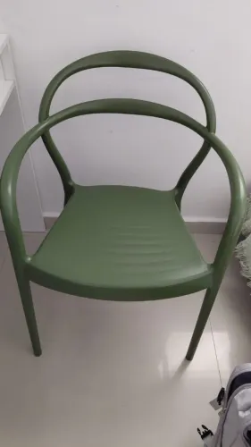 Cadeira Empilhável com Braços Thonix da Tok&Stok Verde