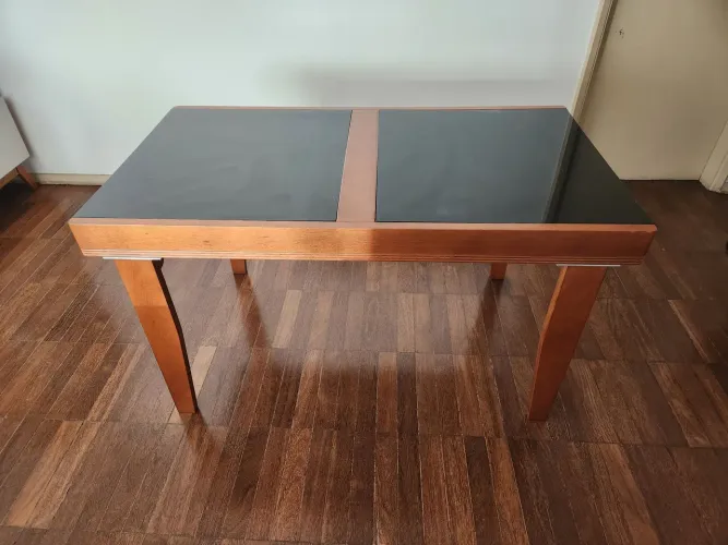 Mesa de Jantar Retrátil em Madeira com Tampo de Vidro