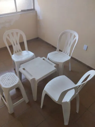 Kit 3 cadeiras+ banqueta+ mesinha 