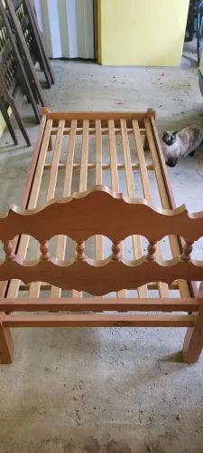 Cama de solteiro em madeira maciça com colchão