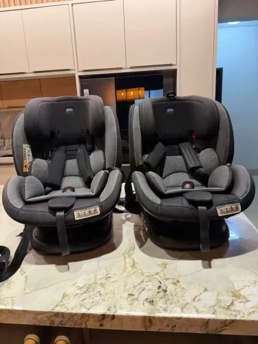 Cadeirinha 360 graus com base marca chicco 