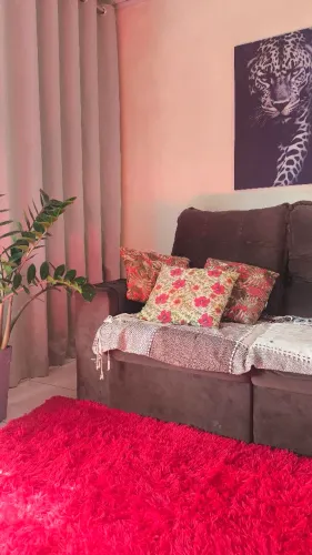 Tapete Vermelho Grande + Kit com 3 Almofadas Decorativas - Ótimo Estado