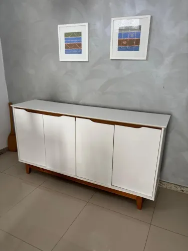 Aparador branco com detalhes amadeirados. com excelente estado de conservação.