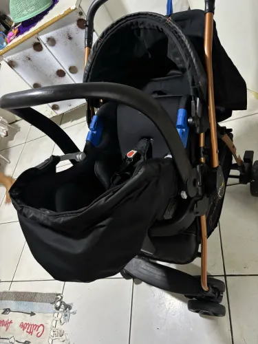 Carrinho e bebê Conforto