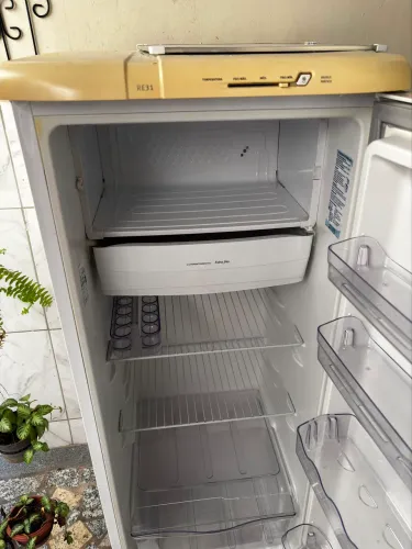 Geladeira em ótimo estado (apenas sem a tampa do congelador) por R$ 550,00