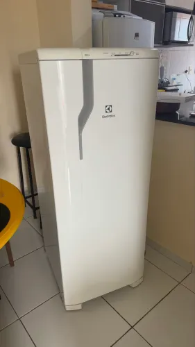 Geladeira Electrolux 240L