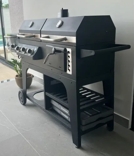 Churrasqueira híbrida (gás e carvão)