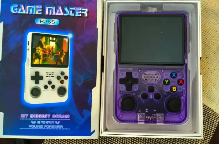 Vendo vídeo game portátil R36S com cartão de memória de qualidade e stardew valley