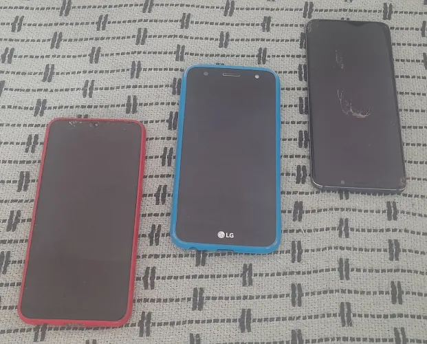 Celulares com defeito e acessórios