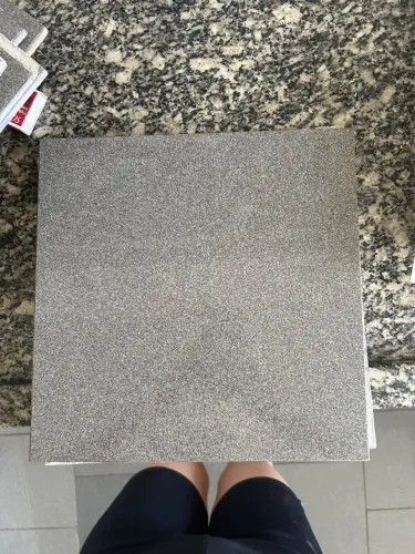 16 Pisos cerâmicos cinza 30x30cm