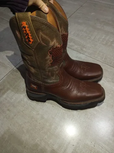 Vendo bota country nova usada apenas uma vez