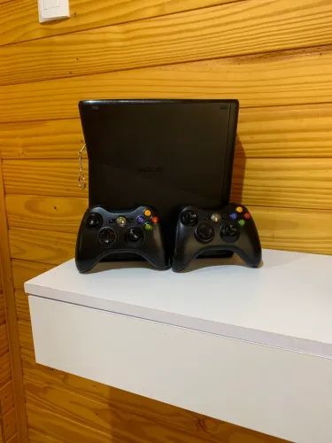 Xbox 360 Slim com 2 controles