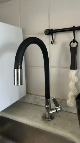 Torneira de Pia para Cozinha com Bica Alta Flexível Cromada e Preta Colors Flex Delinia