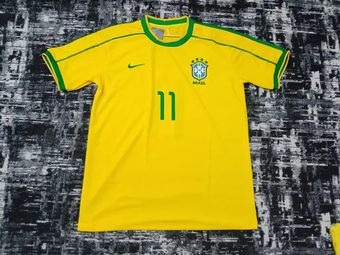 Lote de 6 camisas da seleção por 280,00