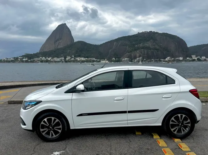 Chevrolet Onix Hatch LTZ 1.4 8V Flex Mec. 4P 2015