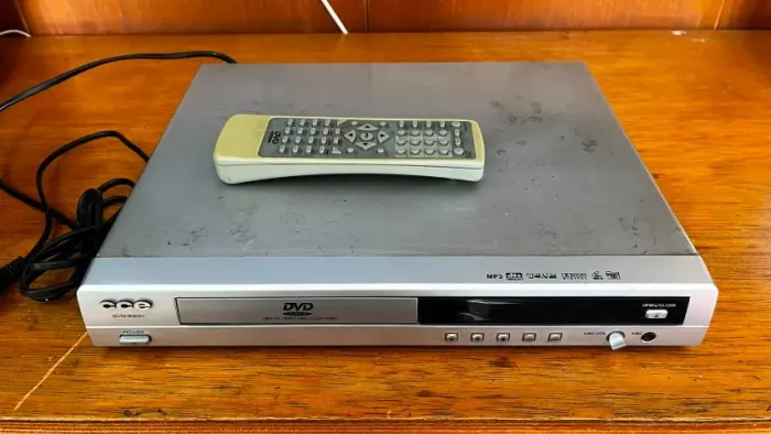 DVD Player CCE com Controle - Usado
