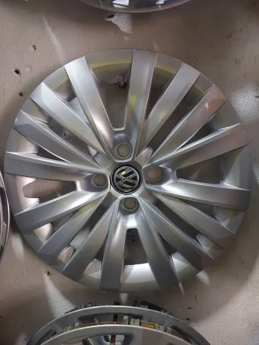 Uma calota VW Saveiro aro 15 original