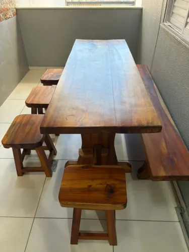Mesa rústica madeira Vinhatico com banco e 05 banquetas