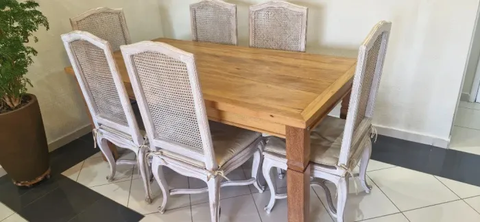 Mesa de jantar de madeira maciça com 6 cadeiras