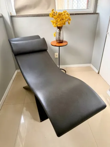 Divã Way Design com estrutura de madeira e assento de couro ecológico preto, de assinatura