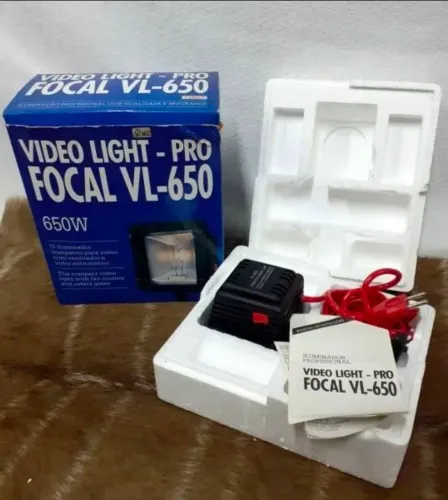 Iluminador De Vídeo Profissional Focal VL-650 650W - Com Cooler