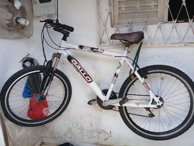 bicicleta valor negociável zap 99153.5100. Quadro de alumínio raios inox cubos de quadro