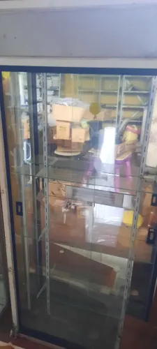 Armario de vidro com epelhos por dentro