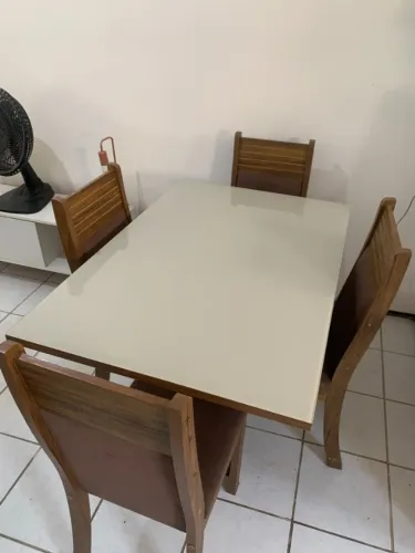 Mesa de jantar de tampo de vidro com 4 cadeiras
