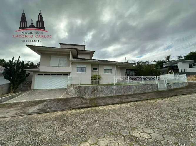 CASA À VENDA NO CENTRO DE ANTÔNIO CARLOS/SC - 214M² DE ÁREA