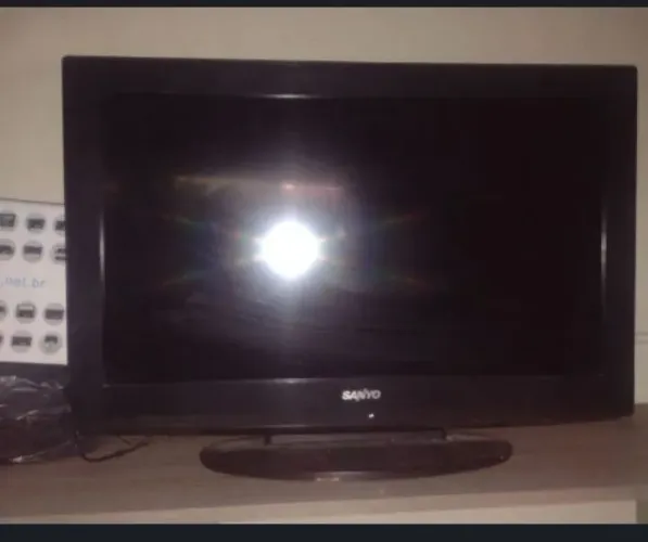 Vendo uma televisão perfeita 32 polegadas não e esmart já vai com converso na caixa 