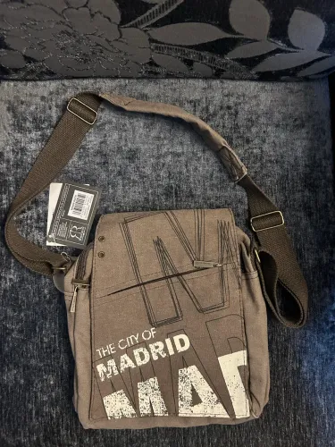 Bolsa marrom com vários bolsos para dia a dia ou caminhadas