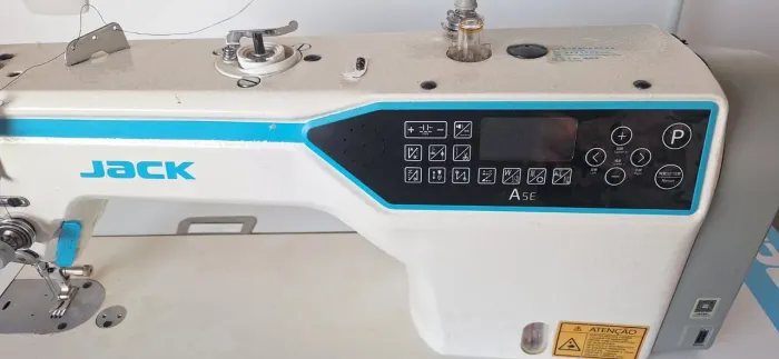 Maquina de costura em perfeito estado