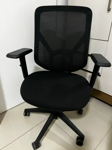 Cadeira Escritório Nova - Giratória- Rodas - Apoio Braço - Preta