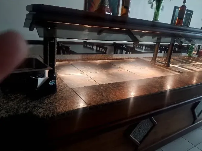 Vendo buffet em mármore, 10 cubas quentes e 10 cubas frias