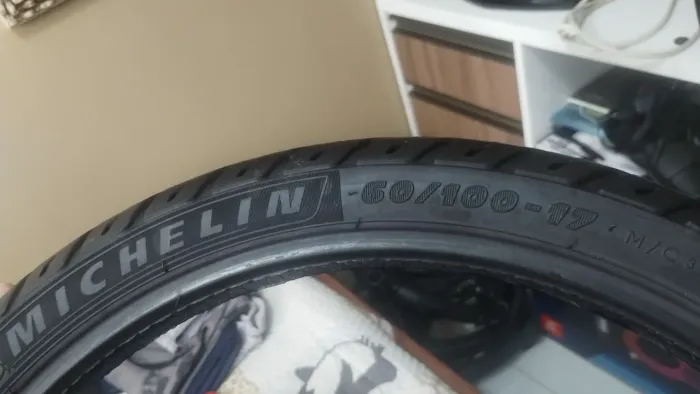 Pneu moto Michelin 60 100 17, zero sem uso!