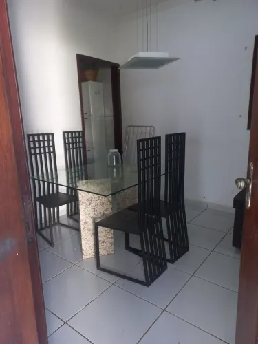 LindaMesa de jantar com base em granito e tampo de vidro espesso e 4 cadeiras modernas