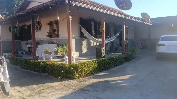 CASA COM PISCINA A VENDA EM ARARUAMA.