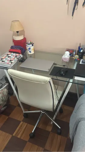 Escrivaninha em tampo de vidro 